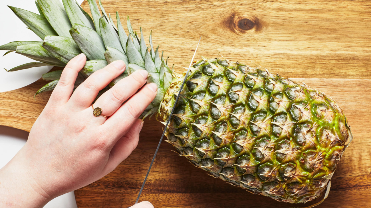 how to use a pineapple corer, Step 2: Trim the Ends 
